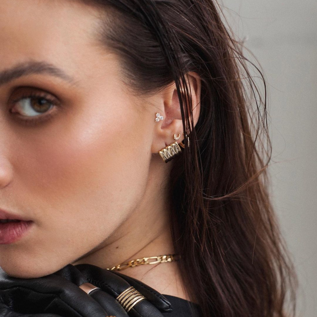 Nausznice – biżuteryjny hit z wybiegów i czerwonych dywanów. Jak nosić modne kolczyki na całe ucho?